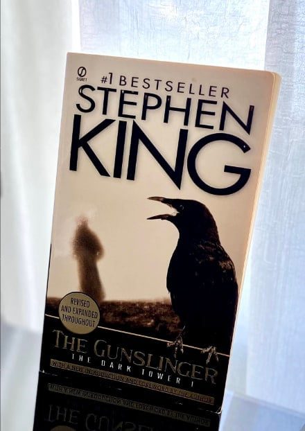 the gunslinger stephen king book cover-min