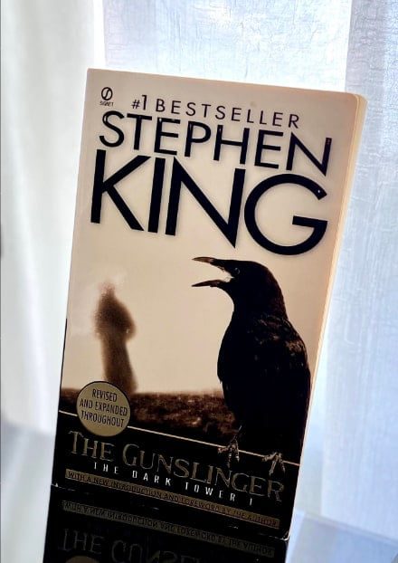 the gunslinger stephen king book cover-min