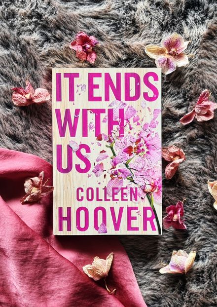 Book cover It Ends with Us by Colleen Hoovere